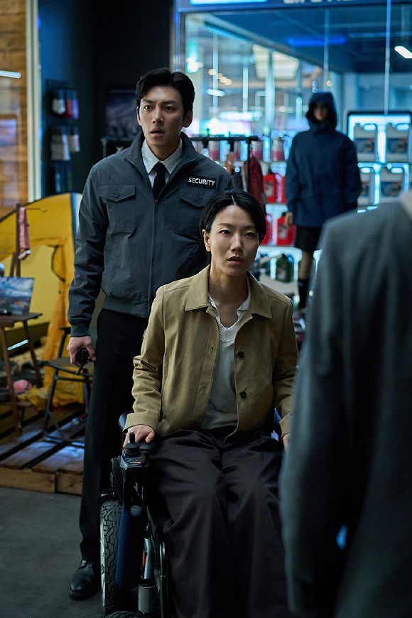 '군체' 전지현, 구교환, 신현빈 [사진=(주)쇼박스]