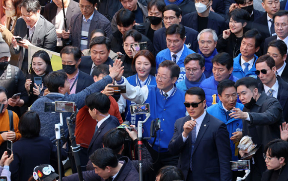 이재명 더불어민주당 대표가 21일 오후 광주 북구 전남대학교 후문 상점가를 방문해 시민들과 인사를 나누고 있다. [사진=뉴시스]