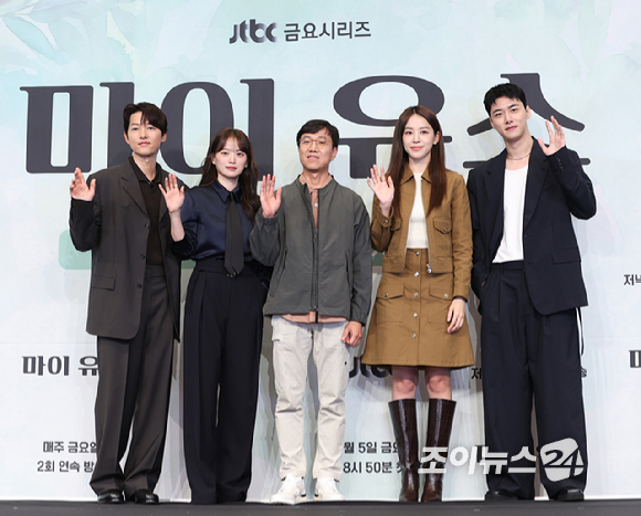 배우 천우희와 송중기가 4일 오후 서울 구로구 신도림 더 링크 호텔에서 열린&nbsp;JTBC 금요시리즈 '마이 유스' 제작발표회에 참석하고 있다. [사진=정소희 기자]