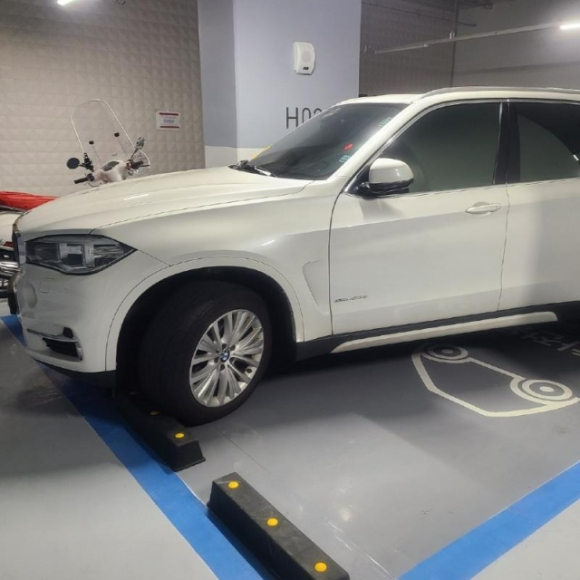 이전에 부산시 한 아파트 출입구를 막아 세워 공분을 샀던 차주가 이번엔 경차 전용 주차 공간을 두 칸을 차지한 채 주차했다는 사연이 전해졌다. 위 사진은 흰색 SUV 차량이 경차 전용 주차 공간 두 자리를 차지하고 차를 댄 모습. [사진=온라인 커뮤니티 ]