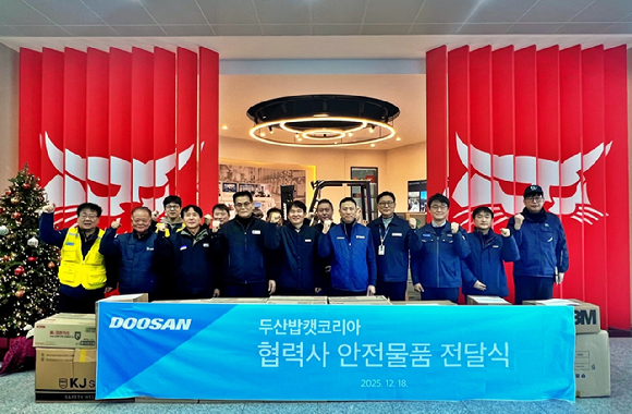 두산밥캣코리아 박형원 사장(오른쪽 다섯번째)이 18일 인천 본사에서 열린 &lsquo;협력사 안전물품 전달식&rsquo;에서 주요 협력사 대표들과 기념촬영을 하고 있다. [사진=두산밥캣코리아]