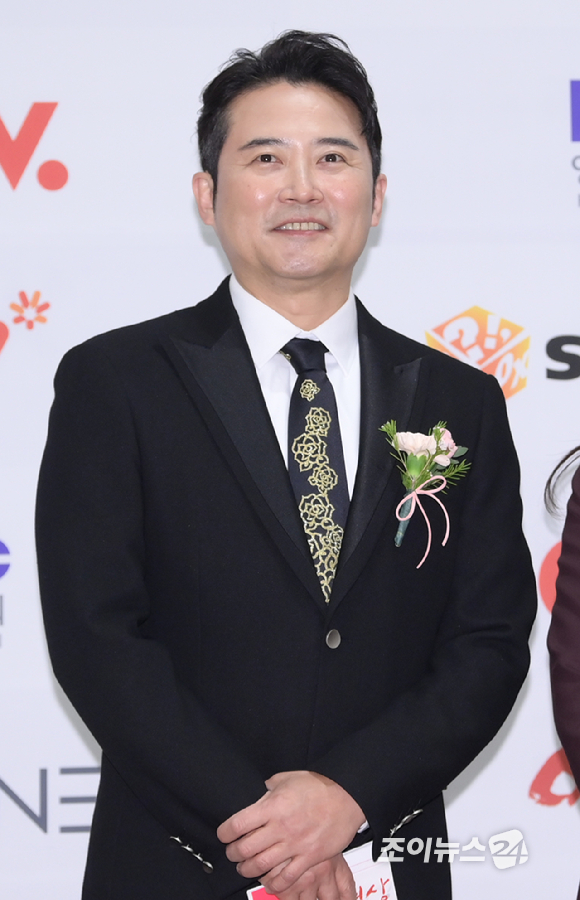 배우 임호가 23일 오후 서울 여의도 중소기업중앙회 KBIZ홀에서 진행된 제42회 '한국영화평론가협회상'(영평상) 시상식에 사회자로 참석해 포토타임을 갖고 있다. [사진=정소희 기자]