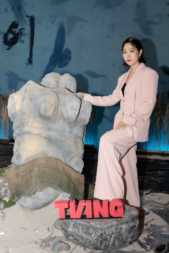 배우 김지영이 22일 온라인으로 진행된 티빙 오리지널 시리즈 '괴이' 제작발표회에 참석해 포즈를 취하고 있다. [사진=티빙]