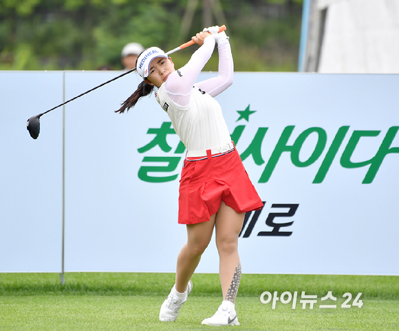 이다연이 7일 인천 청라 베어즈베스트 청라GC에서 열린 '롯데 오픈'(총상금 12억원, 우승 상금 2억1600만원) 최종 라운드에서 티샷을 하고 있다. [사진=곽영래 기자]