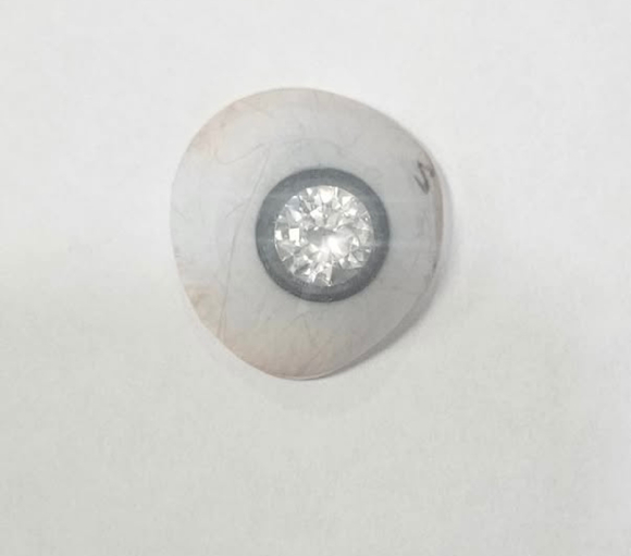 미국에서 2캐럿짜리 다이아몬드가 박힌 의안을 착용한 남성의 사연이 공개됐다. 사진은 다이아몬드 의안을 착용한 존스. [사진=인스타그램 @artificialeyesbyjohnimm]