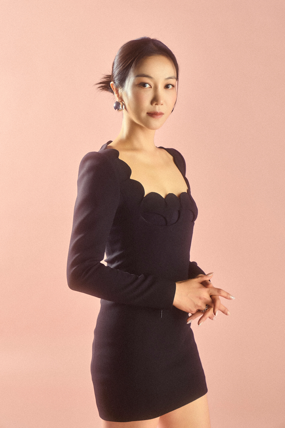 배우 김옥빈이 넷플릭스 '연애대전' 인터뷰에서 포즈를 취하고 있다. [사진=넷플릭스]