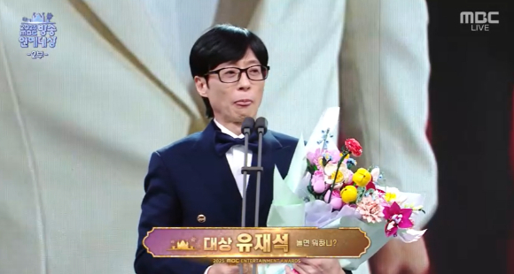 '신인감독 김연경' 권락희 PD가 '2025 MBC연예대상'에서 소감을 이야기 하고 있다. [사진=MBC 방송화면 캡처]