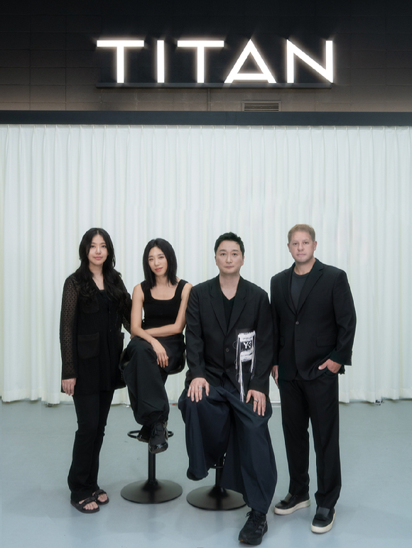 타이탄콘텐츠 한세민 의장과 강정아 최고 경영자, 리아킴 퍼포먼스 책임자 CPO, 이겸 최고 비주얼 책임자 등이 사진 촬영을 하고 있다. [사진=타이탄 콘텐츠 ]