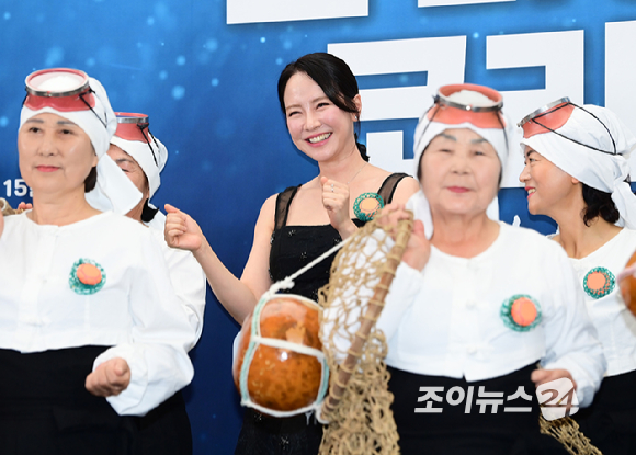  송지효의 해녀 모험' 제작발표회에 참석해 '하도 해녀 합창단'과 함께 특별 공연을 하고 있다. [사진=정소희 기자]