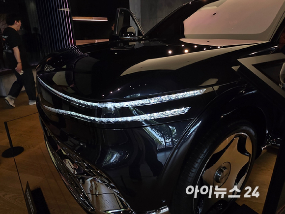 미국 뉴욕 제네시스 하우스에 전시된 'GV90 네오룬 퍼스트 에디션'. [사진=최란 기자]