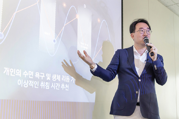 7일 서울 중구 삼성전자 기자실에서 삼성전자 MX사업부 헬스 하드웨어 개발그룹장 최종민 상무가 '갤럭시 워치8 시리즈'의 센서에 대해 미디어 브리핑을 진행하고 있다. [사진=삼성전자]