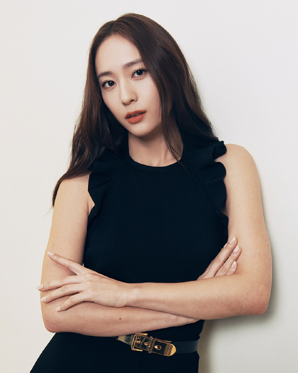 배우 정수정이 영화 '거미집'(감독 김지운) 인터뷰에 앞서 포즈를 취하고 있다. [사진=바른손이앤에이]