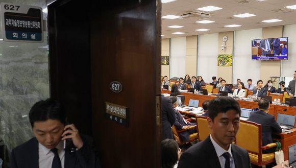 &apos;여야 거친 발언, 고성만 울려퍼져&apos;…과방위 국감, 급기야 비공개로 전환 [2025 국감]