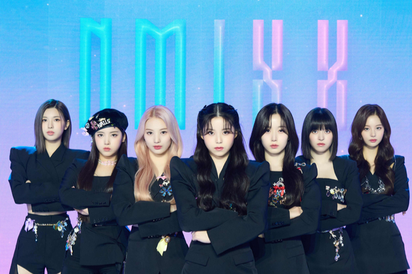 그룹 엔믹스가 1일 오후 온라인으로 진행된 NMIXX(엔믹스) 데뷔 싱글 'AD MARE' 발매기념 기자간담회에 참석해 포즈를 취하고 있다. [사진=JYP엔터테인먼트]