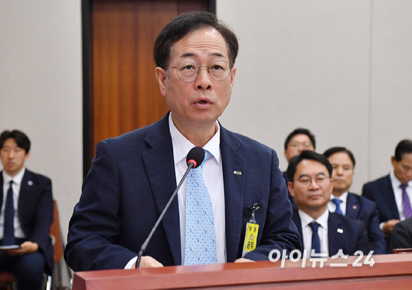 권형택 기술보증기금 이사장이 15일 서울 여의도 국회 산업통상자원중소벤처기업위원회에서 열린 국정감사에 출석해 기관 보고를 하고 있다. [사진=곽영래 기자]