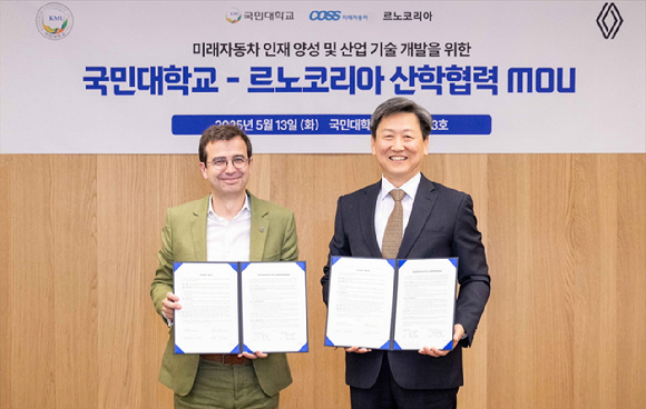 (왼쪽부터)스테판 드블레즈 르노코리아 사장과 정승렬 국민대학교 총장이 지난 13일 서울 성북구 국민대학교 본부관에서 산학협력 강화를 위한 업무협약(MOU)을 체결하고 기념촬영하고 있다. [사진=르노코리아]