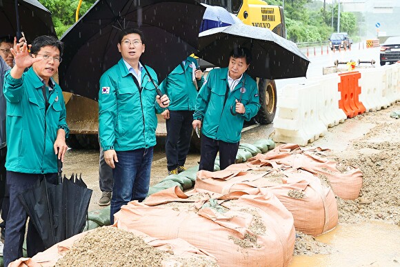 이상일 용인특례시장이 18일 처인구 삼가동 '서용인IC 인근' 차로확장 공사 현장을 확인하고 있다. [사진=용인특례시]