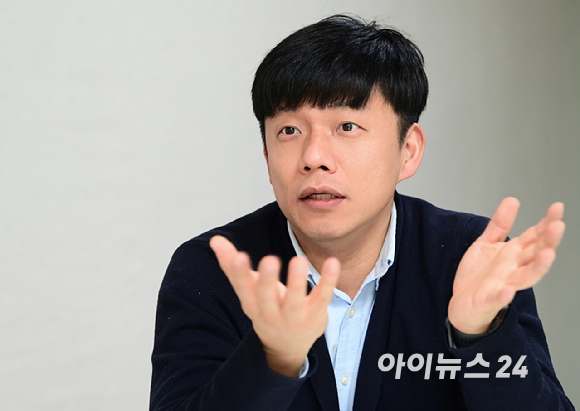 박준영 산업인류학연구소장이 지난 19일 서울 마포구 서교동에 위치한 산업인류학연구소에서 아이뉴스24와 인터뷰를 갖기 전 포즈를 취하고 있다. [사진=정소희 기자]