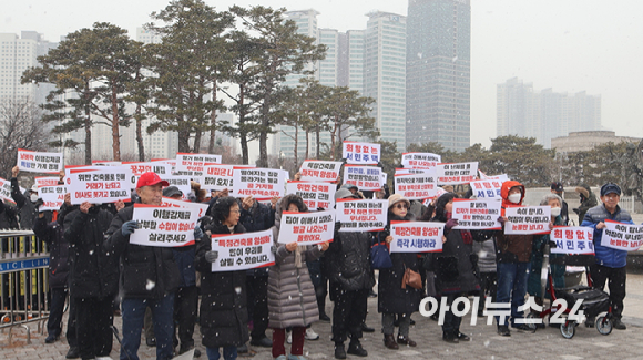 17일 서울 용산구에서 열린 '특정건축물 정리에 관한 특별조치법'시행 촉구 집회 참가자들이 구호를 외치고 있다. [사진=이수현 기자]