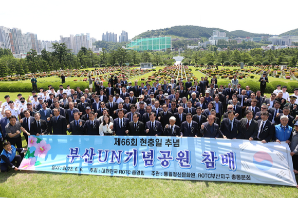 ROTC중앙회가 6일 현충일을 맞이해 부산 유엔기념공원에서 참배행사를 개최했다. [사진=ROTC중앙회 제공]