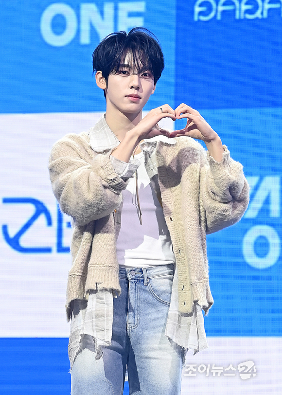 그룹 제로베이스원(ZEROBASEONE) 한유진이 24일 오후 서울 용산구 블루스퀘어에서 열린 미니 5집 '블루 파라다이스(BLUE PARADISE)' 발매 기념 쇼케이스에서 포토타임을 갖고 있다. [사진=곽영래 기자]