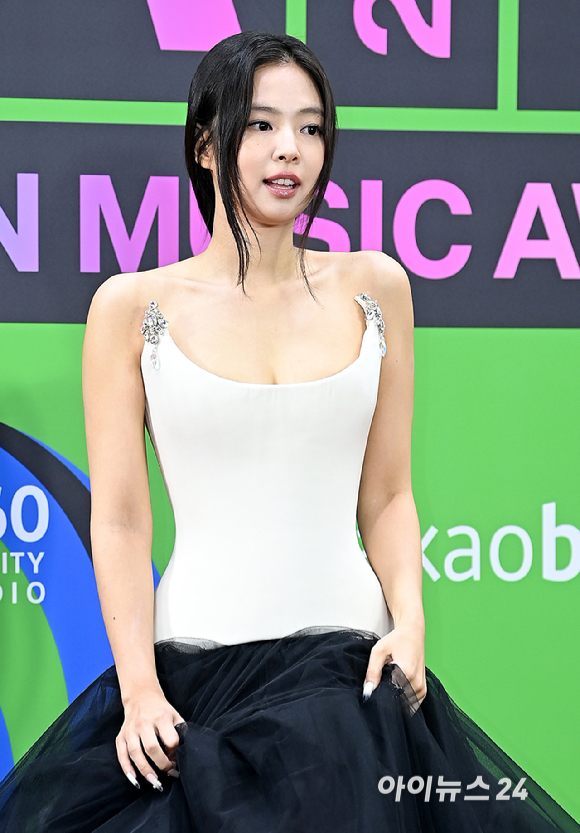 가수 제니가 20일 서울 구로구 고척돔에서 열린 '2025 멜론뮤직어워드(MMA2025)' 레드카펫에서 포즈를 취하고 있다.