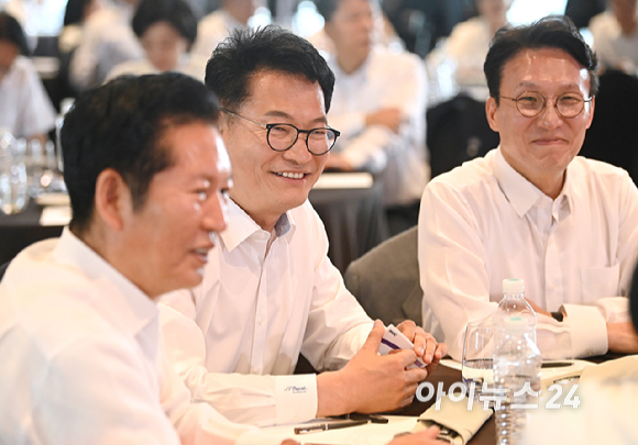 정청래 전 더불어민주당 대표(왼쪽부터)와 송영길 전 대표, 김민석 전 총리가 3일 서울 용산구 서울드래곤시티에서 열린 22대 후반기 국회 대비 더불어민주당 국회의원 워크숍에서 대화하고 있다. [사진=곽영래 기자]