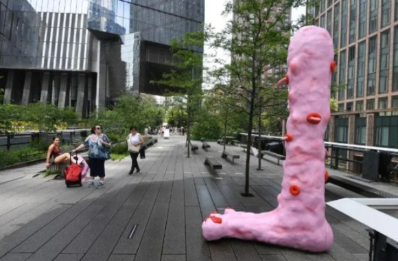 미국 뉴욕 맨해튼의 유명 공원 '하이라인(High Line)'에 설치된 대형 조형물이 남성의 성기를 연상시킨다는 지적이 제기되며 논란이 일었다. [사진=뉴욕포스트]