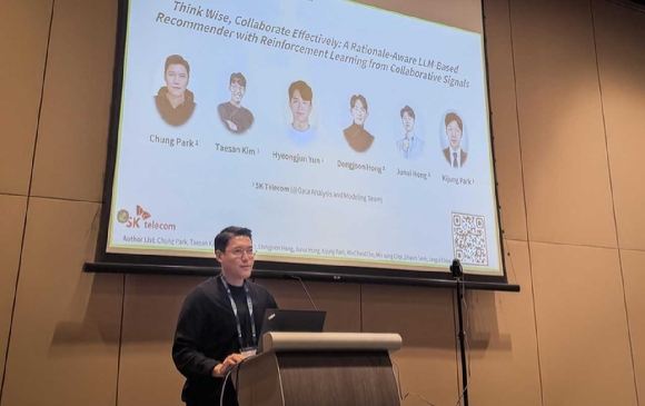 지난 24일 싱가포르에서 열린 AAAI 2026에서 박정 SK텔레콤 데이터분석모델링팀장이 One Model 버전 4.0 연구에 대해 현장 발표(Oral Session) 중인 모습. [사진=SKT]