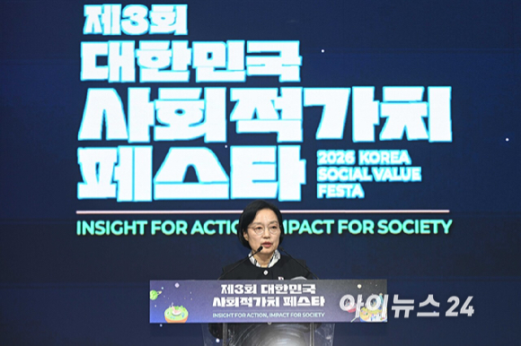 한성숙 국무총리가 21일 오후 서울 강남구 코엑스에서 열린 제3회 대한민국 사회적가치 페스타 개회식에서 축사를 하고 있다. [사진=곽영래 기자]