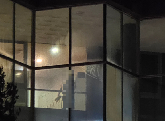 경북의 한 대형 호텔 여성 사우나가 외부에서 들여다보이는 상태로 운영돼 논란이 됐다. 사진은 해당 호텔 여자 탈의실. [사진=온라인 커뮤니티]