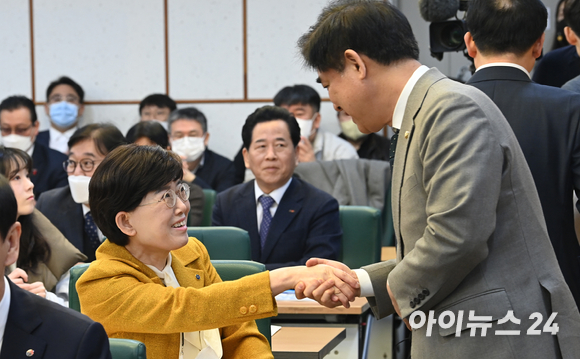 최연혜 한국가스공사 사장 28일 오전 서울 여의도 국회 의원회관에서 윤관석 국회 산업통상자원중소벤처기업위원장 주최로 열린 '에너지 위기 시대, 난방비 폭탄 해결책은 무엇인가?' 토론회에서 김병욱 더불어민주당 의원과 인사하고 있다. [사진=김성진 기자]