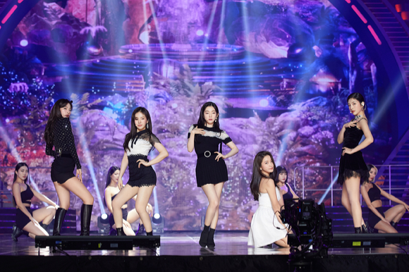 동방신기가 'SMTOWN LIVE 2022 : SMCU EXPRESS@KWANGYA'에서 공연하고 있다. [사진=SM엔터테인먼트 ]