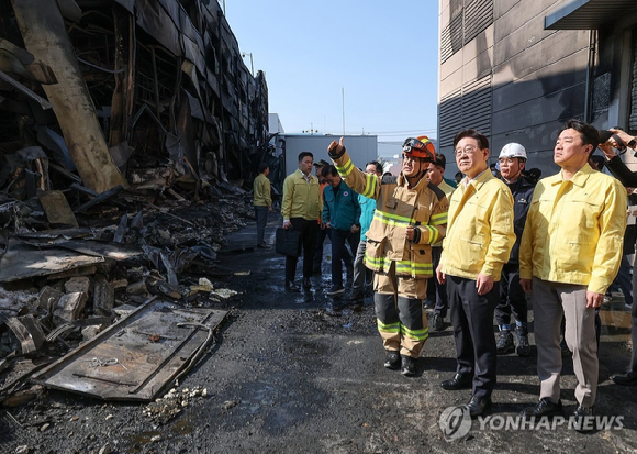 이재명 대통령이 21일 대전 대덕구 안전공업 건물의 대형 화재 현장을 찾아 피해 상황을 살펴보고 있다. [사진=연합뉴스]