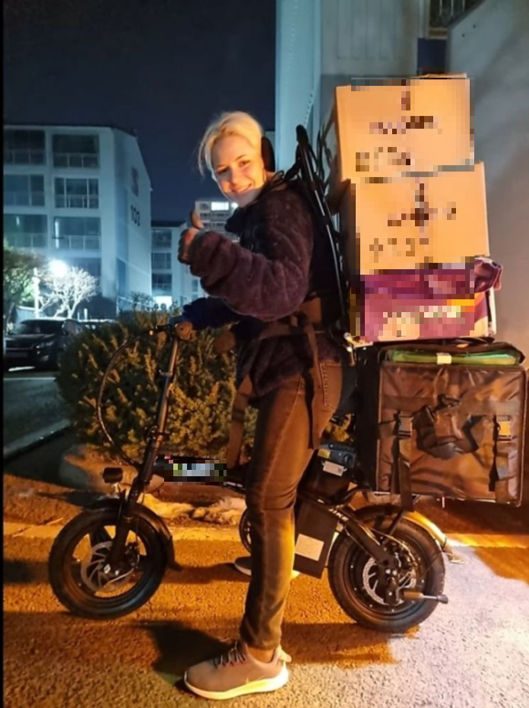 암 투병 중인 한국인 남편을 지키기 위해 낮에는 간호를 하고, 새벽에는 배송 일을 나서는 러시아 출신 20대 여성이 눈길을 끌고 있다. 사진은 폴리나 씨와 문상원 씨. [사진=유튜브 채널 '폴리나랑']