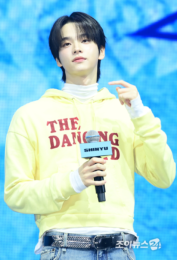 그룹 투어스 신유가 13일 오후 서울 광진구 예스24라이브홀에서 열린 투어스(TWS) 네 번째 미니앨범 'play hard' 발매 쇼케이스에 참석하고 있다. [사진=정소희 기자]