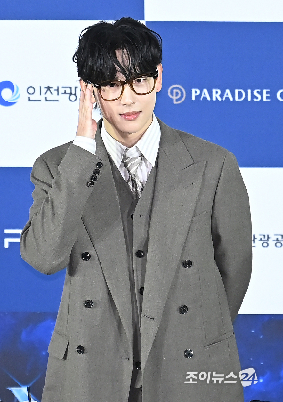 배우 임시완이 25일 오전 서울 영등포구 CGV 여의도에서 열린 청룡시리즈어워즈 핸드프린팅 행사에서 포토타임을 갖고 있다. [사진=곽영래 기자]