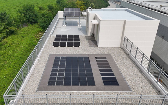 GS건설이 개발한 'All in One 옥상 바닥시스템'을 적용한 태양광모듈(아래)과 철골 구조물에 설치된 기존의 일반 태양광패널(위). [사진=GS건설]