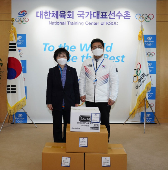 대한체육회와 BBQ가 지난 17일 진천선수촌에서 2022 베이징동계올림픽 참가 한국 선수단을 격려하기 위해 간편식 기증식을 열었다. [사진=대한체육회]