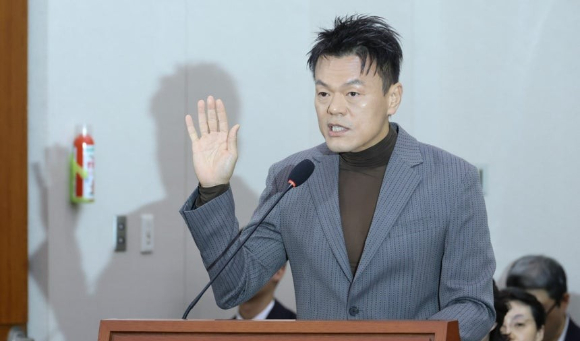 7일 국회 문화체육관광위원회에서 열린 문화체육관광부에 대한 국정감사에서 증인으로 출석한 박진영 대중문화교류위원회 공동위원장이 선서하고 있다. 2026.10.7 [사진=연합뉴스]