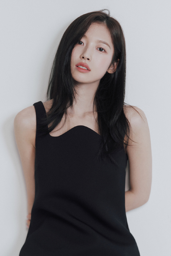 아린이 인터뷰에 앞서 사진촬영을 하고 있다. [사진=ATRP]