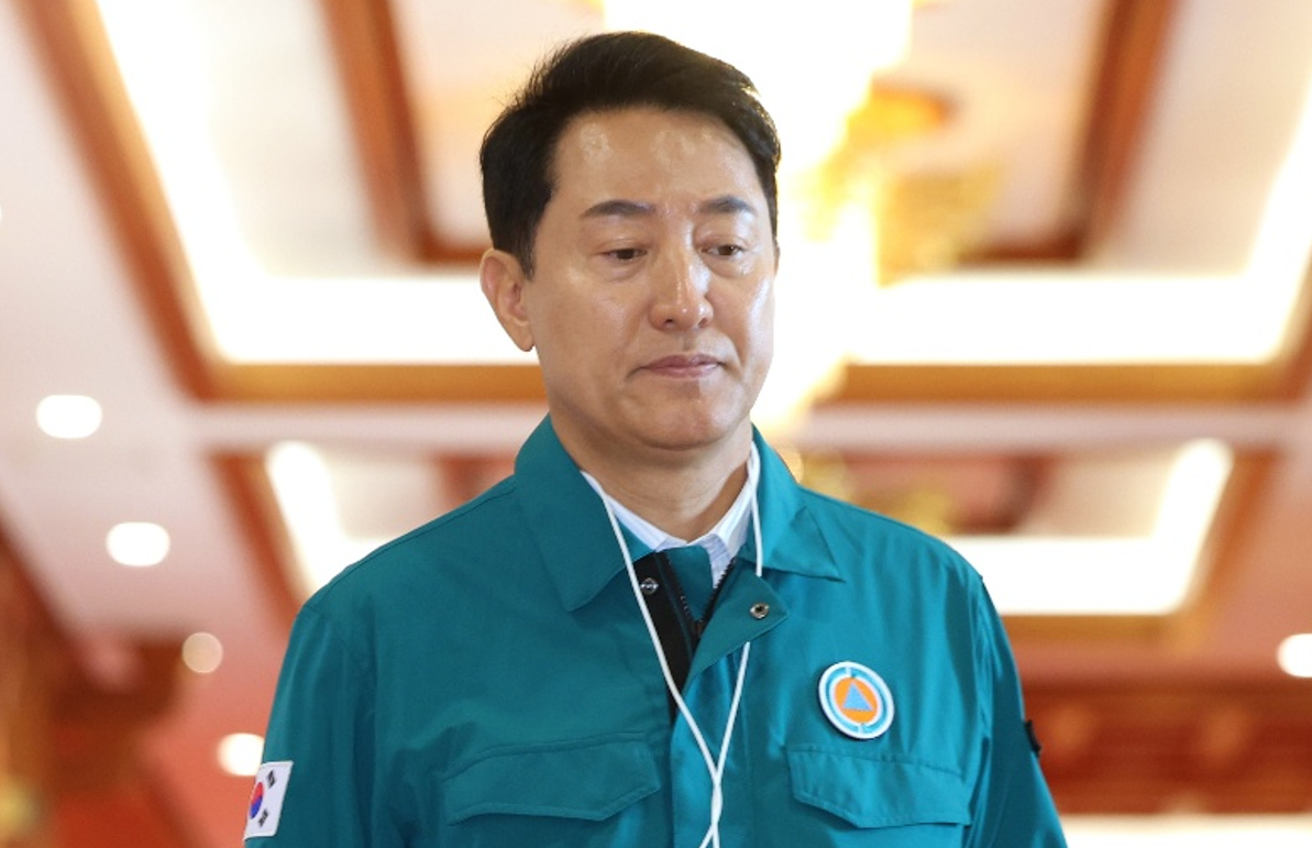 오세훈 서울시장이 18일 청와대에서 이재명 대통령 주재로 열린 제1회 을지국무회의 참석을 위해 회의장으로 향하고 있다. 2026.8.18 [청와대통신사진기자단] [사진=연합뉴스]