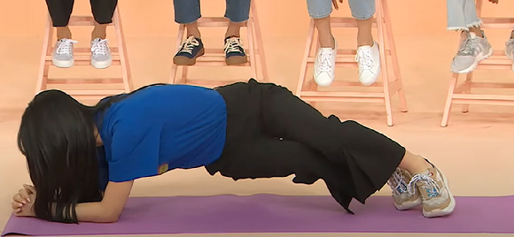 활동마다 명품 복근으로 화제가 되는 전소미와 트와이스 모모가 복근 운동으로 트위스트 플랭크를 추천했다. 사진은 근육질의 여성. [사진=픽셀스]