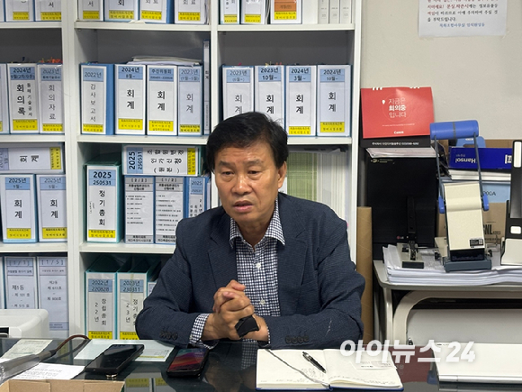 22일 최인식 목화아파트 재건축정비사업조합장이 조합사무실에서 기자들에게 서울 영등포구 조합사무실에서 기자들에게 재건축 사업 추진 계획과 단지 설계 방향 등에 대해 설명하고 있다. [사진=김민지 기자]