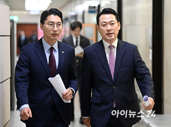 장동혁 국민의힘 대표가 24일 서울 여의도 국회에서 열린 현안 관련 브리핑을 위해 회견장으로 향하고 있다. [사진=곽영래 기자]