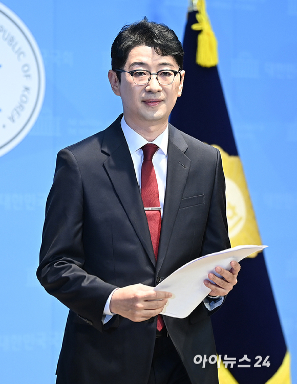 주진우 국민의힘 의원이 24일 오전 서울 여의도 국회 소통관에서 당대표 출마선언 기자회견을 마친 뒤 회견장을 나서고 있다. [사진=곽영래 기자]