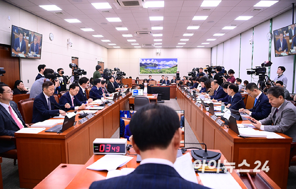 조현 외교부 장관 후보자가 17일 서울 여의도 국회 외교통일위원회에서 열린 인사청문회에서 의원 질의에 답변하고 있다. [사진=정소희 기자]