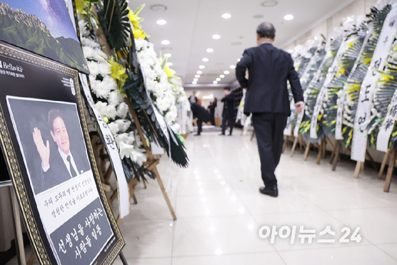 5일 별세한 '국민 배우' 고(故) 안성기의 빈소가 서울성모병원 장례식장에 마련됐다. 향년 74세. [사진=사진공동취재단]