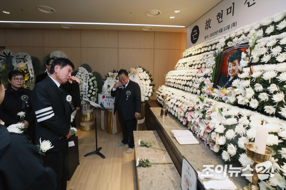 11일 오전 서울 동작구 중앙대병원 장례식에서 열린 원로가수 고 현미 영결식에서 아들 이영곤 씨가 헌화하며 눈물을 흘리고 있다. [사진=김성진 기자]