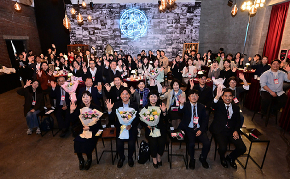 31일 오후 서울 성동구 SPACE S1에서 진행된 '2025 문화가 있는 날 파트너십데이'에 참여 문화시설과 기업 관계자들이 기념 촬영을 하고 있다. [사진=지역문화진흥원]